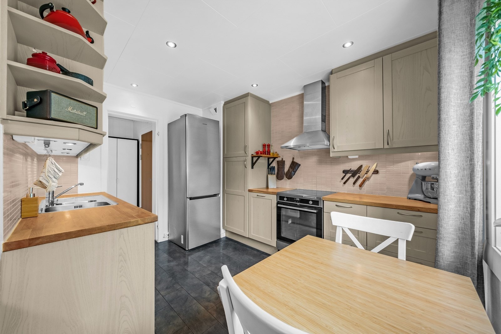 Leiligheten har et separat kjøkken med massevis av skapplass i over- og underskap. Galleribilde