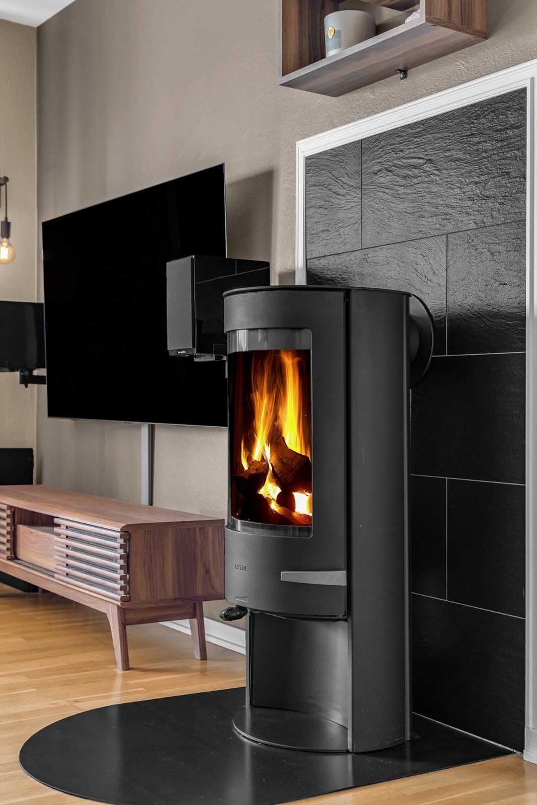 Leiligheten har en vedovn i stuen for ekstra varme. Galleribilde