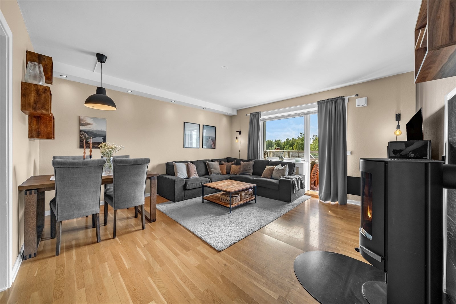 Stuen byr på flere soner som gjør det enkelt å innrede etter eget ønske og behov. Galleribilde