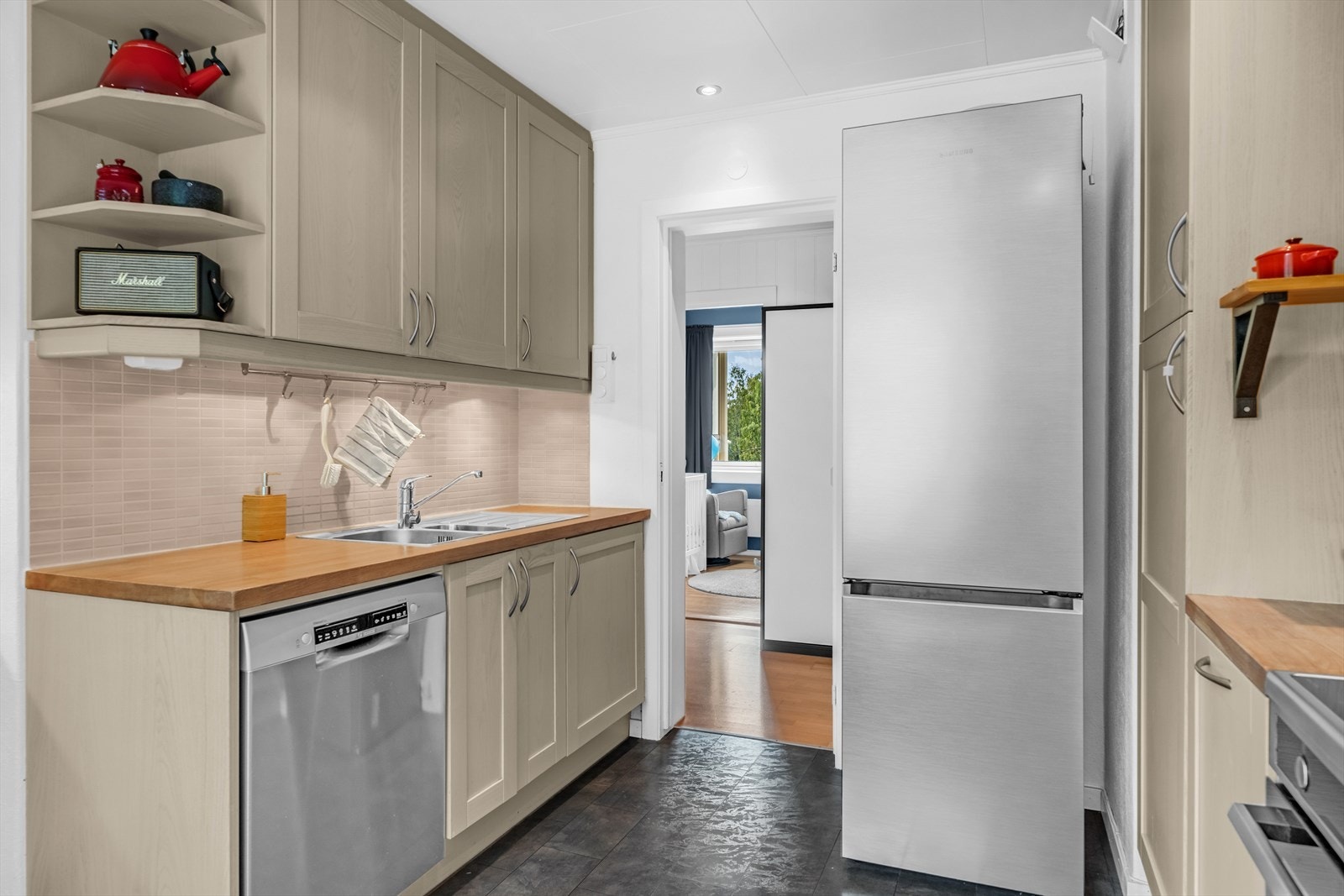 Innredningen har lyse, glatte fronter med heltre benkeplate. Galleribilde