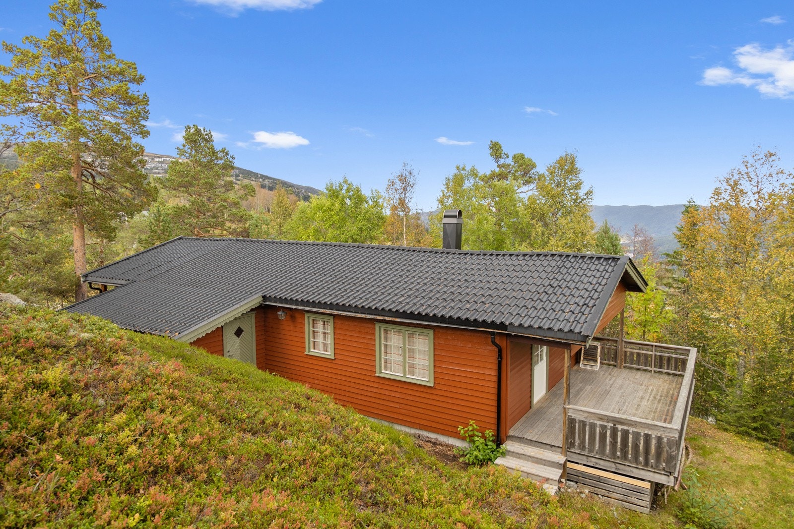 Fritidsboligen har en fantastisk beliggenhet med utsikt mot Krøderfjorden. Galleribilde