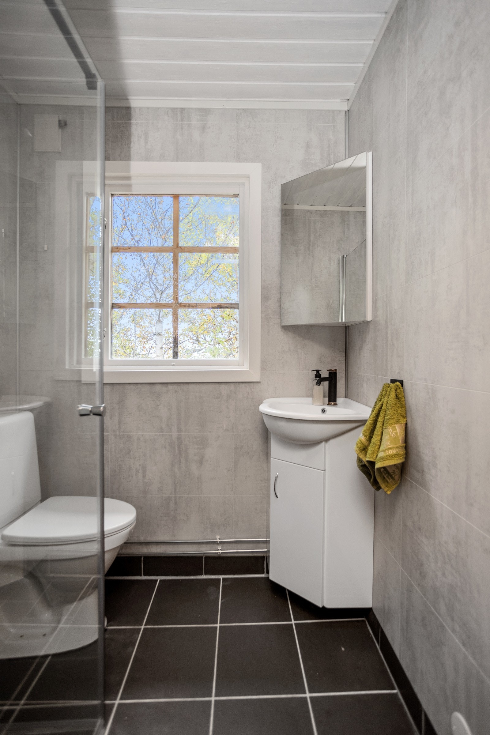 Moderne bad fra 2023 med flislagt gulv og gulvvarme. Galleribilde