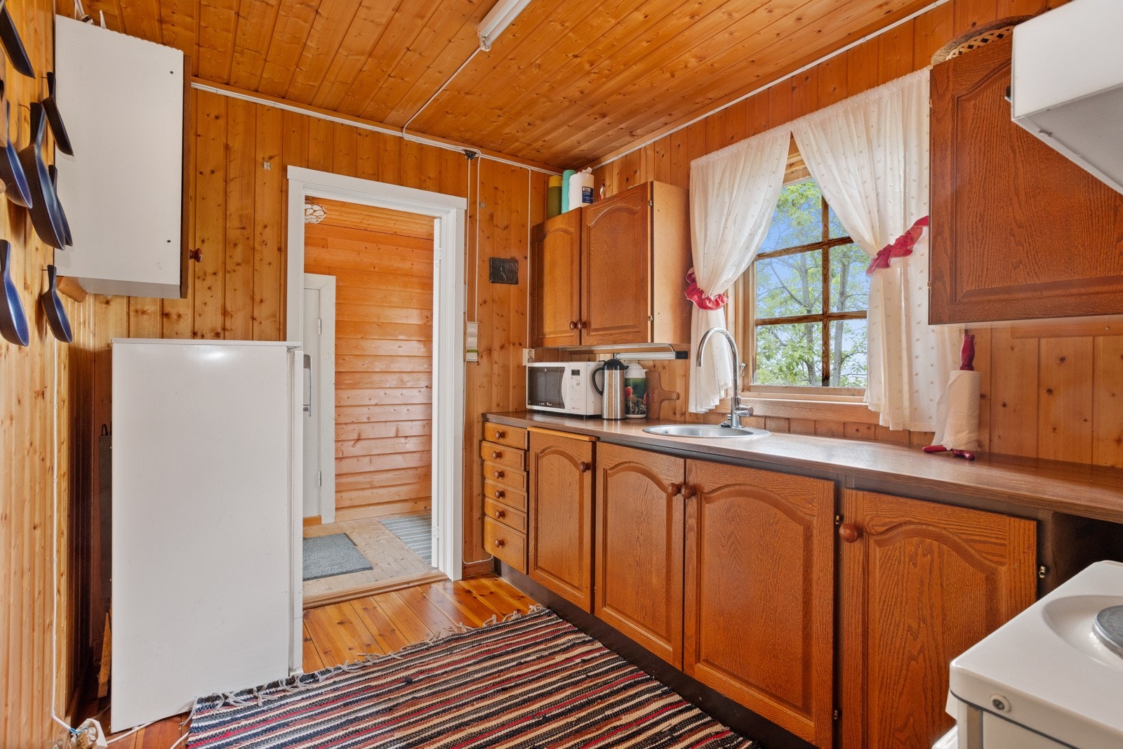 Funksjonelt kjøkken med profilerte fronter, benkeplate med vaskekum og ett-greps armatur Galleribilde