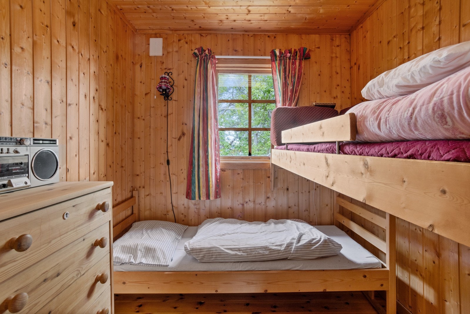 Fritidsboligen har fire lyse og innbydende soverom, alle med god plass til senger og oppbevaring Galleribilde