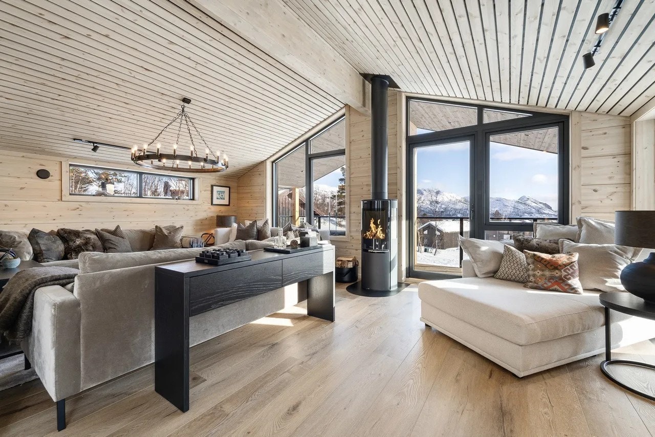Leveranse peis-vegger-tak-spotter-vinduer-gulv på Plassenuten 32-34 Galleribilde