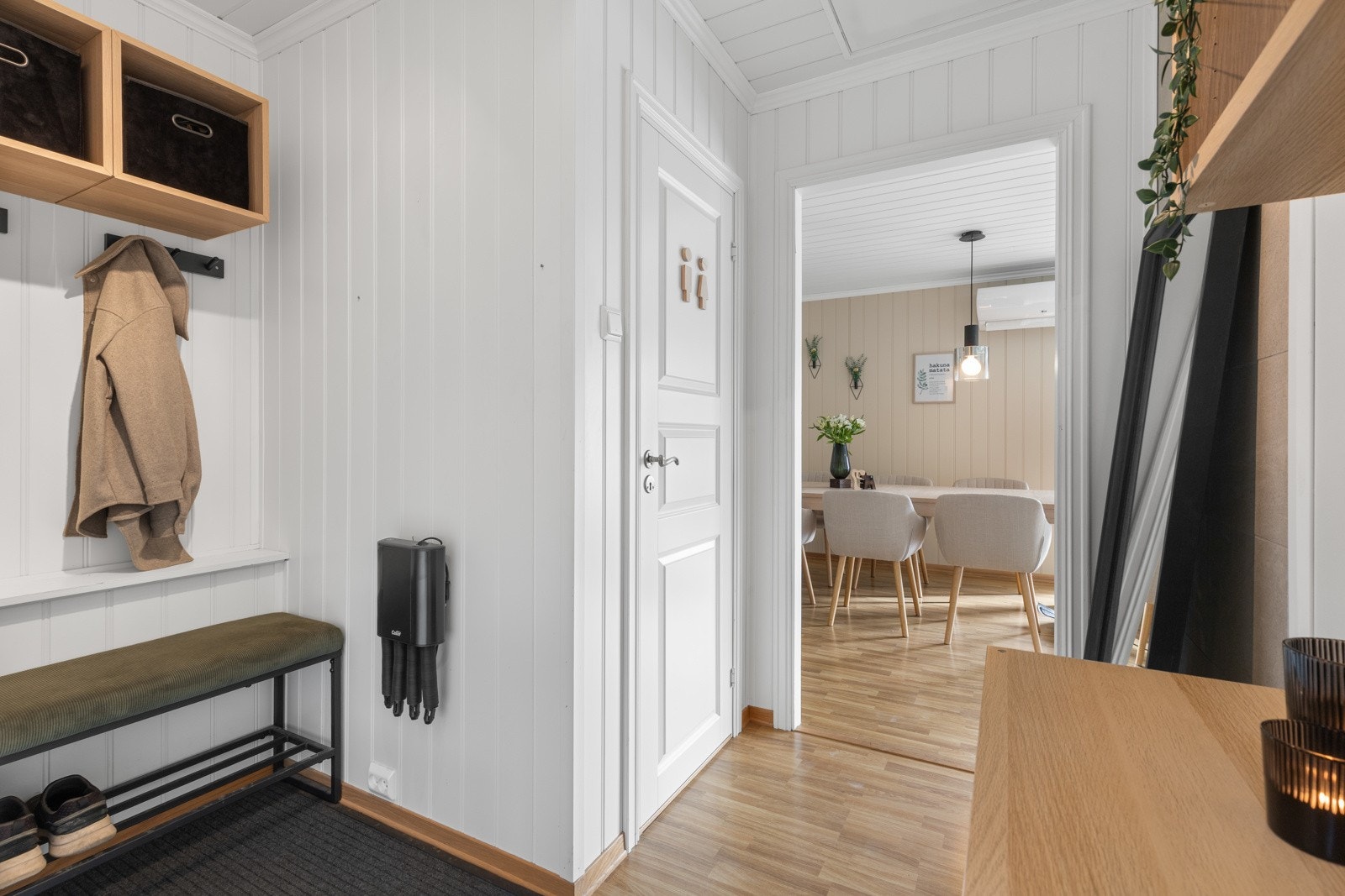 Velkommen inn, i Gangen er det toalett, adkomst til kjeller og inn til hoveddel. Galleribilde