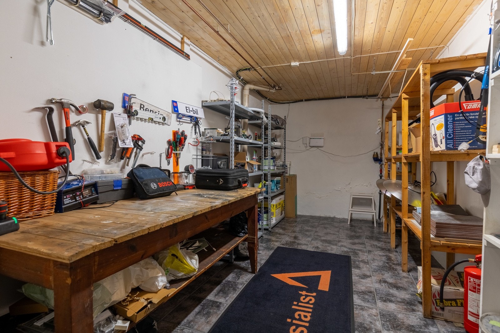 Verksted/bod i kjeller. Galleribilde