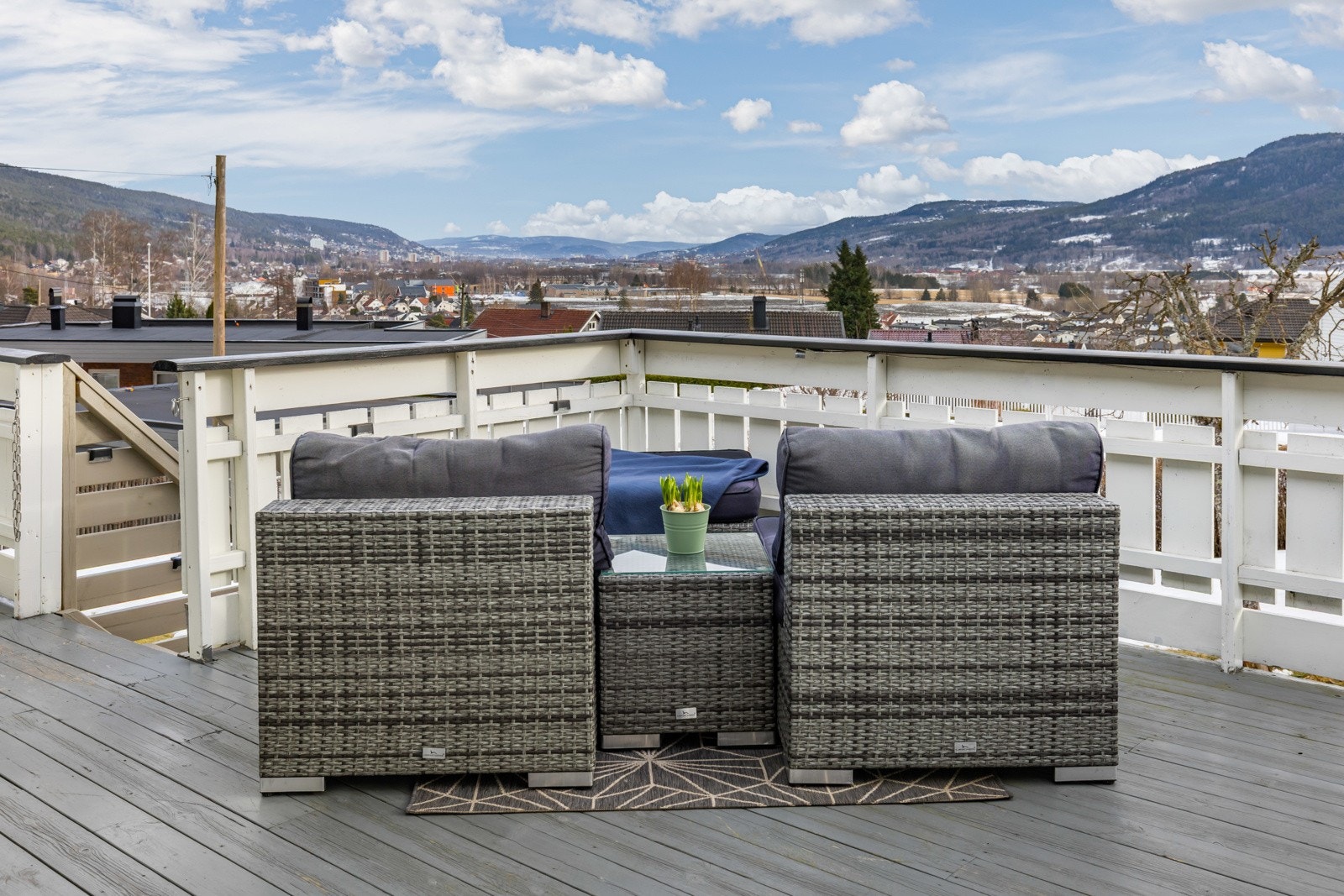 Fra verandaen har man utsikt mot Konnerud, Åssiden og Drammen. Galleribilde