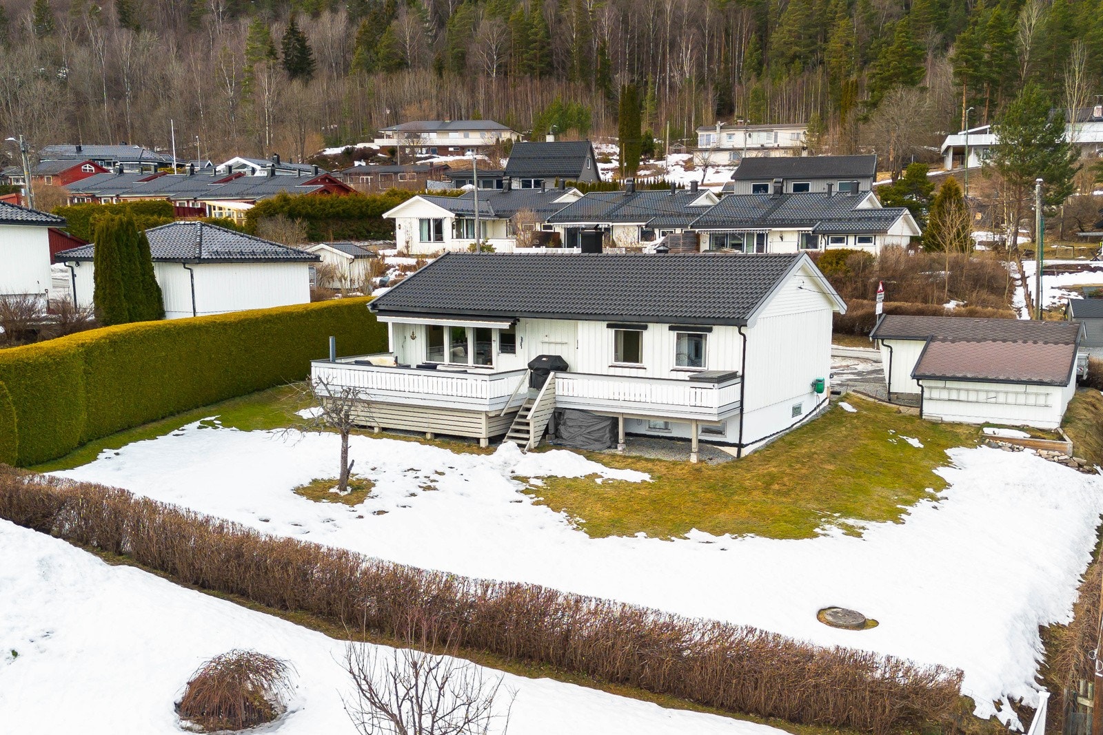 Boligen var solrik veranda med trapp ned til stor hage. Galleribilde