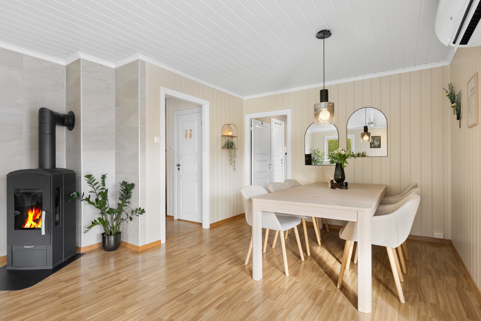 Fra spisestuen er det adkomst til entré til venstre og rett frem er det tre soverom og bad. Galleribilde