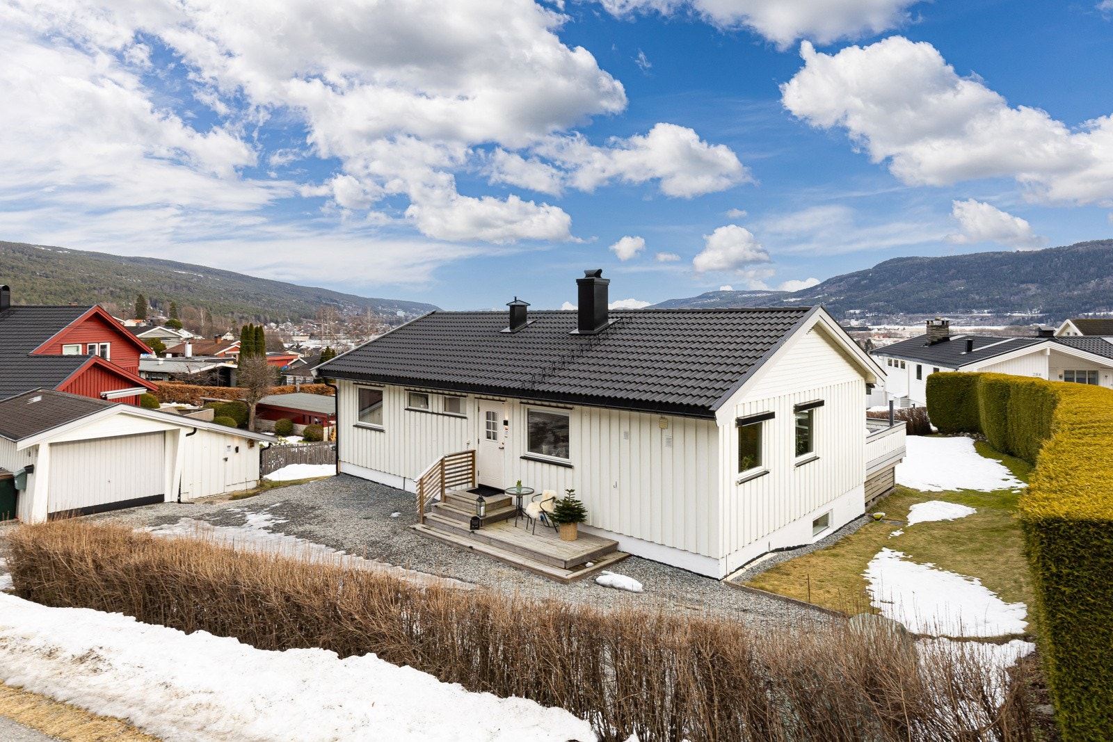 Velkommen til Løeveien 28A med garasje, gårdsplass og stor tomt. Presentert av Eiendomsmegler MNEF Jørgen Berg. Galleribilde