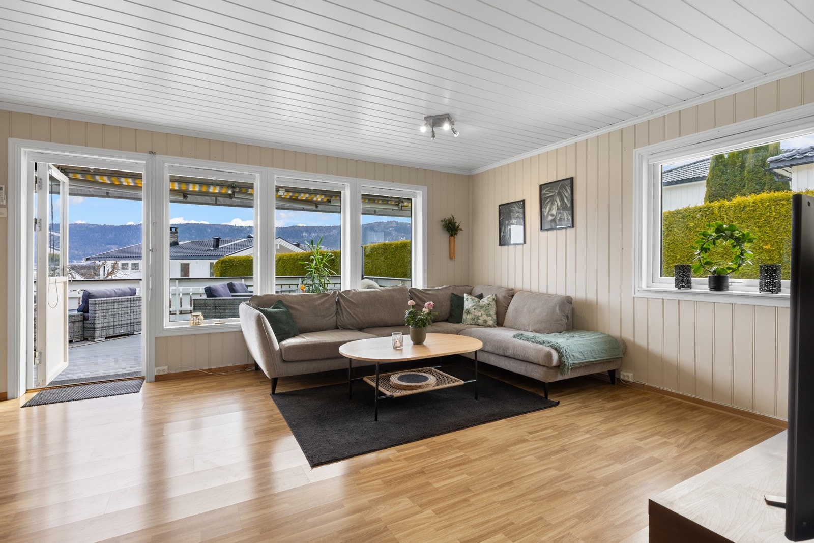 Stuen med store vindusflater og utgang til solrik veranda. Galleribilde
