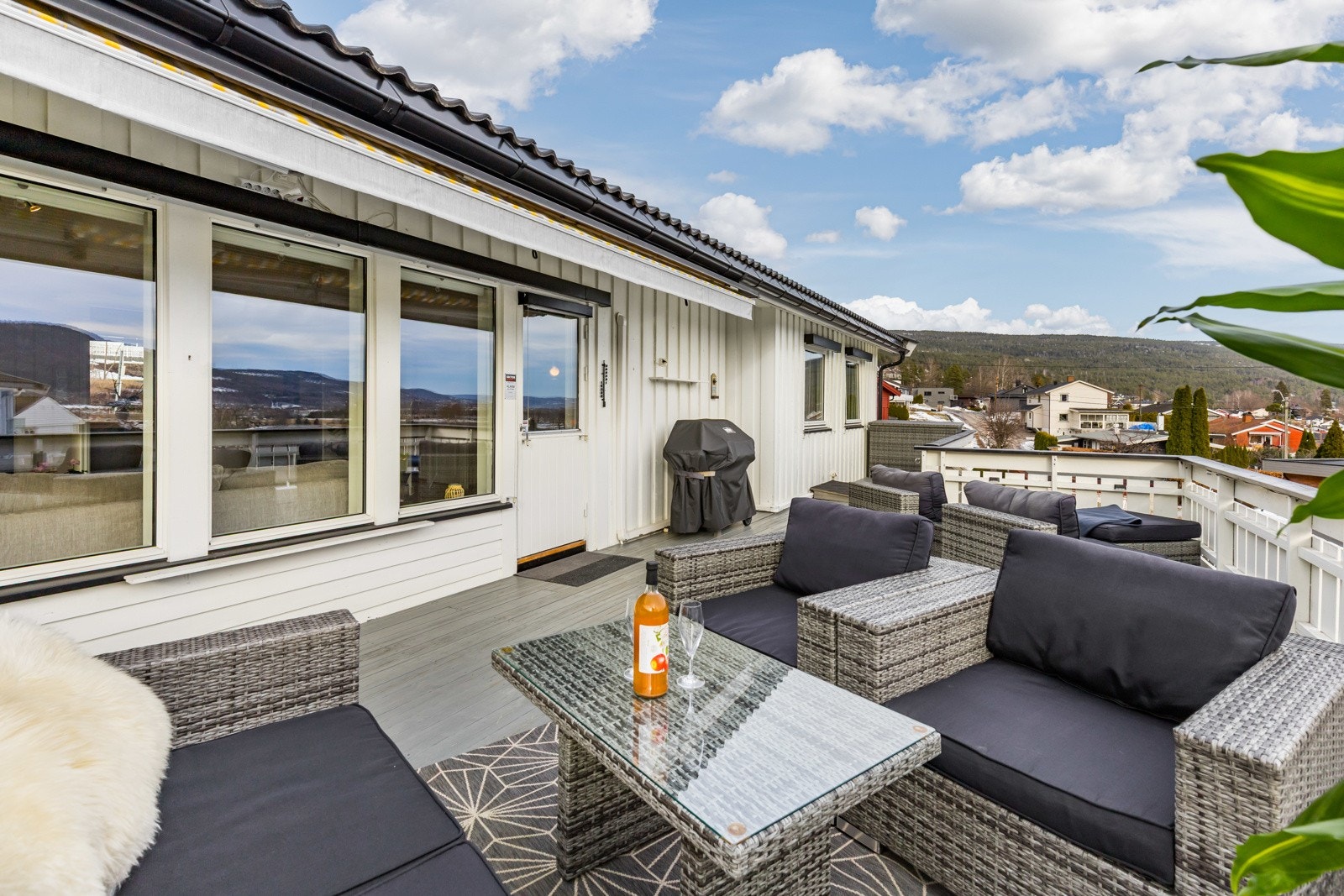 Verandan med plass til "lounge" møbler og med markise. Galleribilde