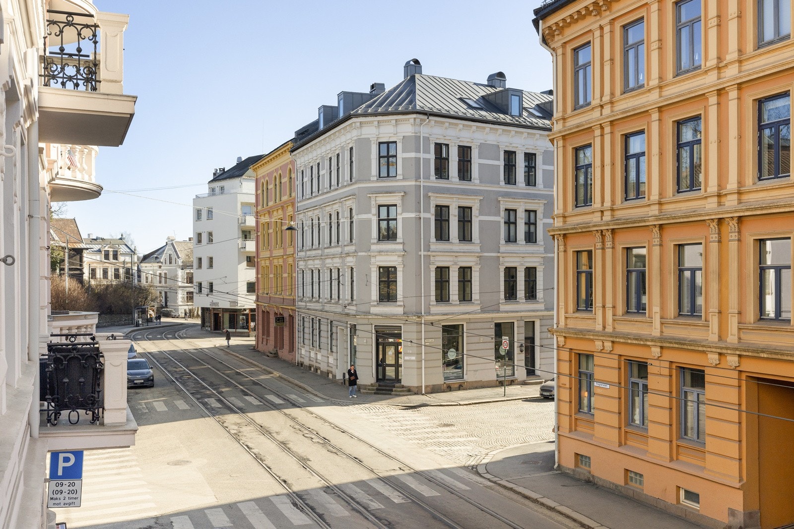 Nydelig utsyn mot andre, klassiske bygårder fra 1800/1900- tallet Galleribilde