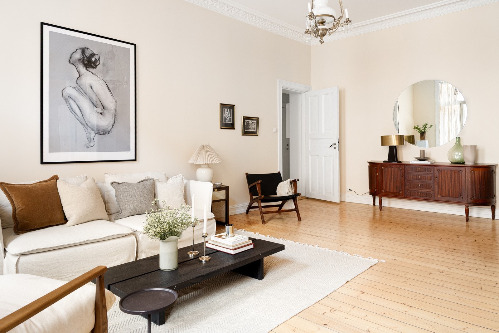 Generøs stue med klassiske detaljer Galleribilde