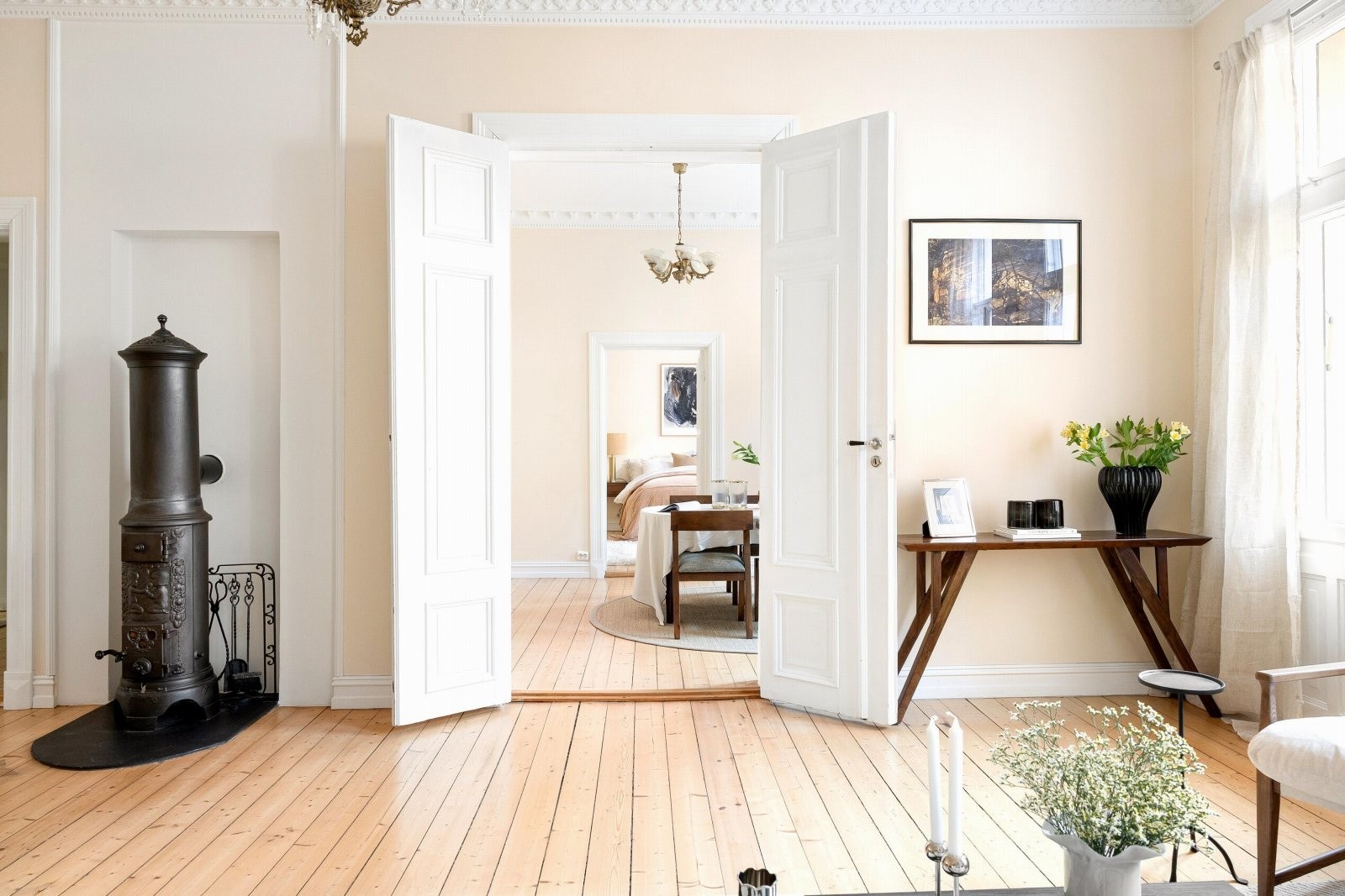 Nydelig, klassisk Frogner-leilighet med tidsriktig sjarm, luftige rom og vakre detaljer Galleribilde