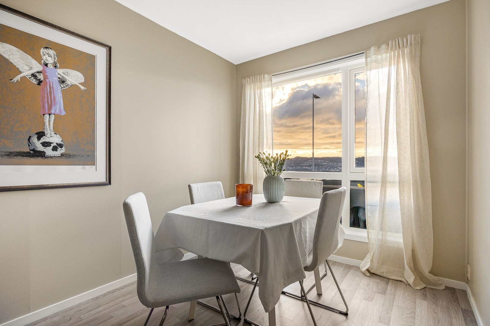 Stuen har en utforming som gjør at det lett kan innredes med spisestue. Galleribilde