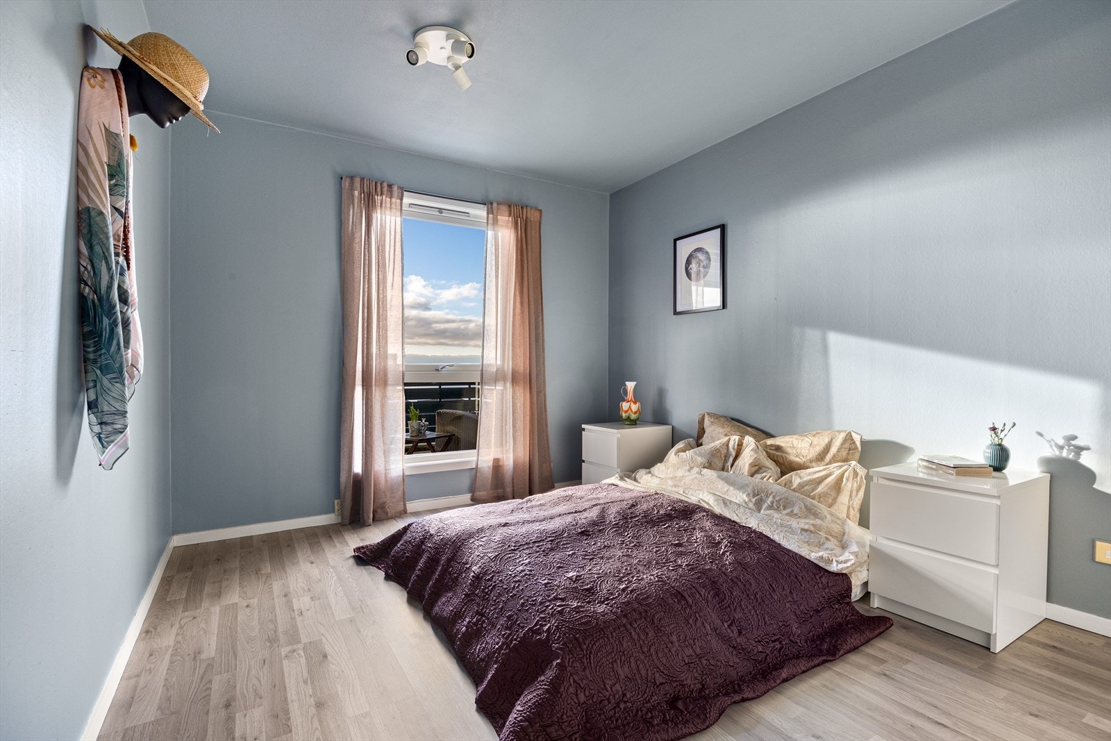 Romslig soverom på 11,9 m² med god plass til dobbeltseng og sidestilte nattbord. Galleribilde