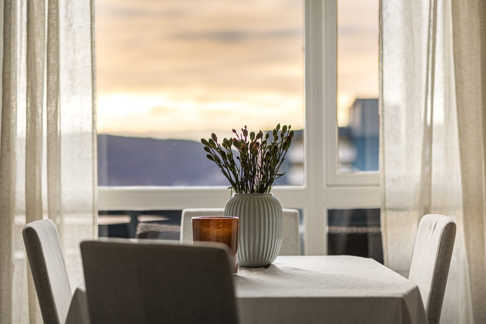 Her kan du spise middag mens du nyter utsikten fra vinduet. Galleribilde