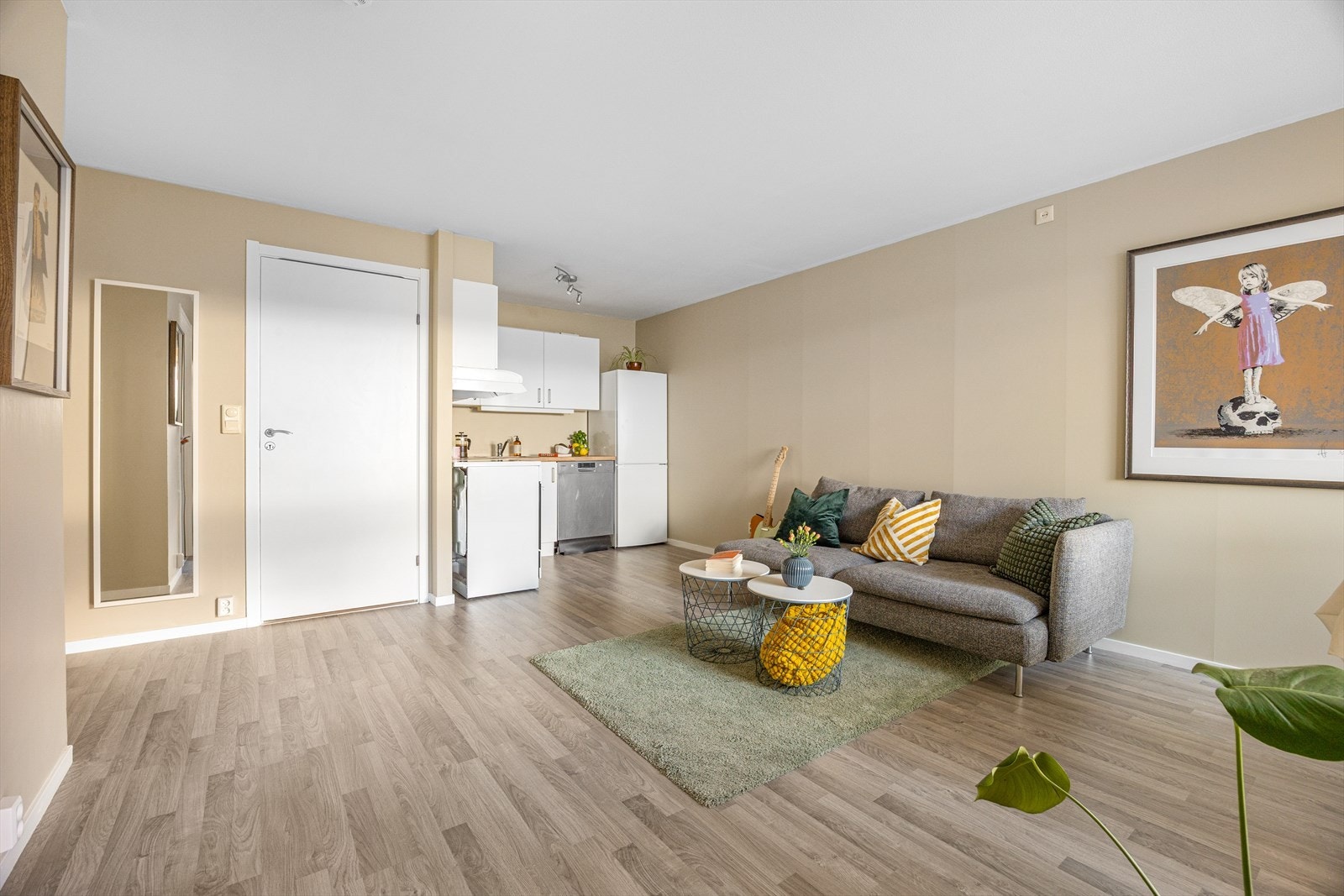 Boligens innvendige overflater består av laminatgulv, malte vegger og tak. NB: De fleste overflater er nymalt. Galleribilde