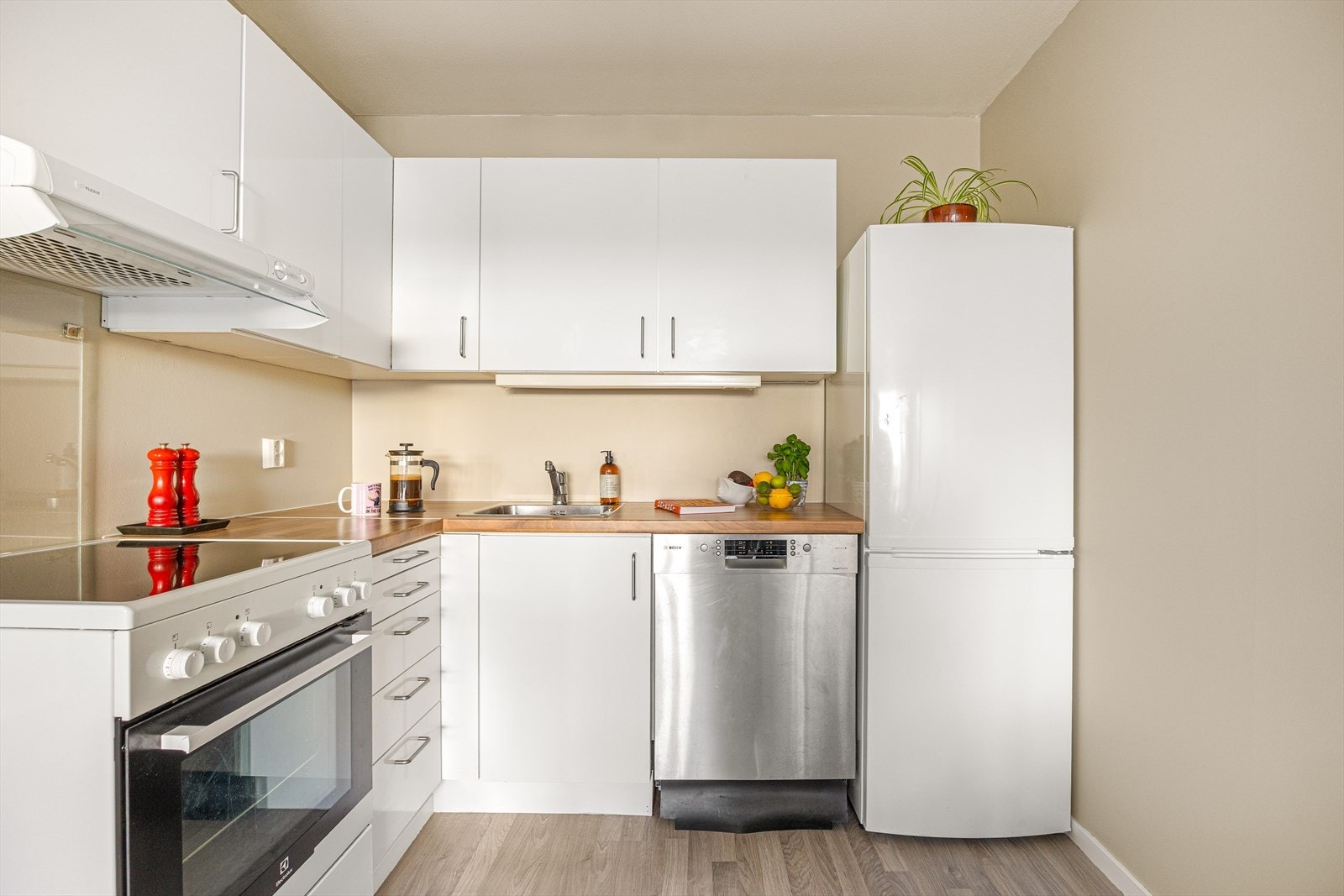 Kjøkkenet er åpent mot stuen og er innredet med slette malte fronter. Galleribilde