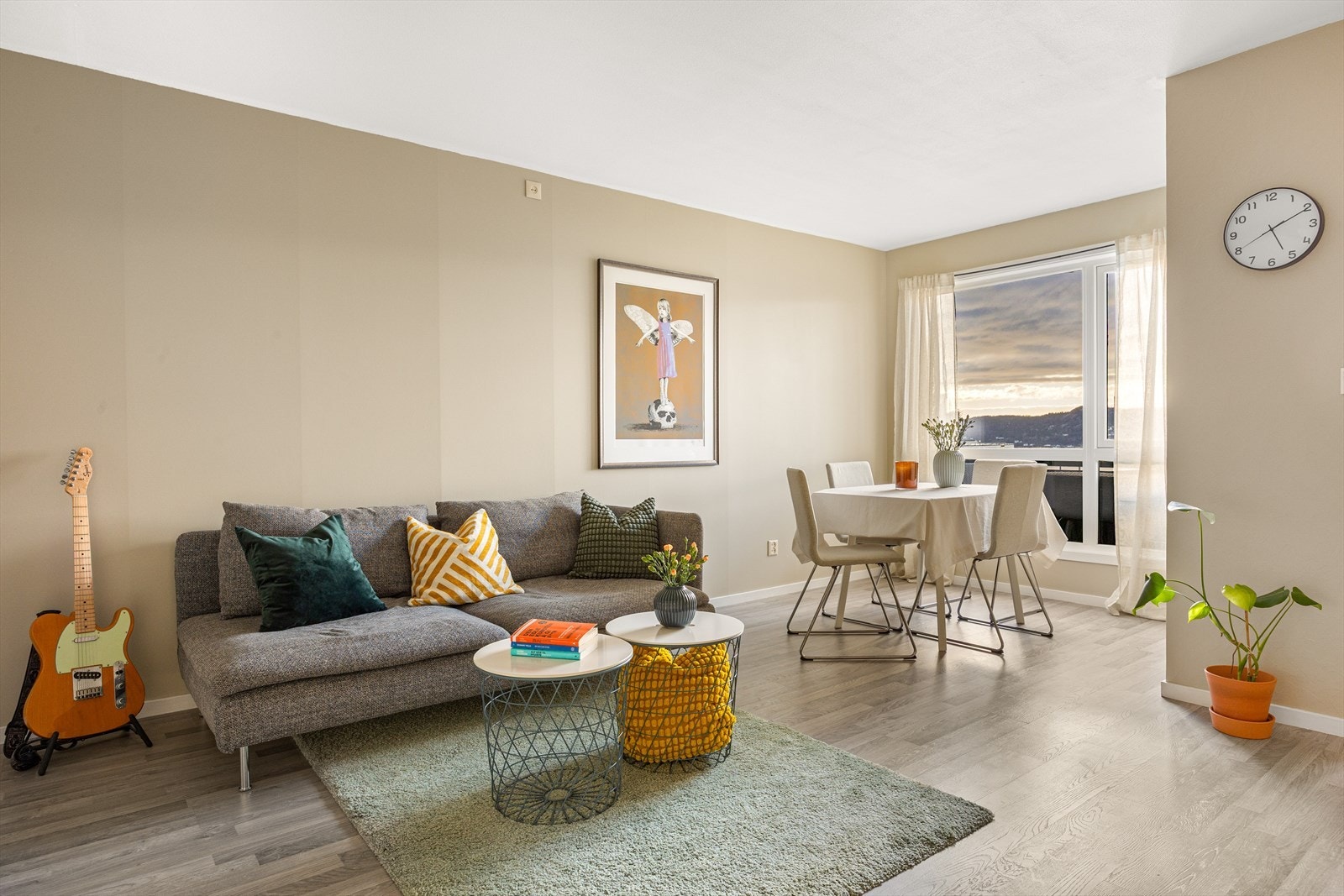 Trivelig 2 roms leilighet med utgang til terrassedekke på 13 m² med flott utsikt! Galleribilde