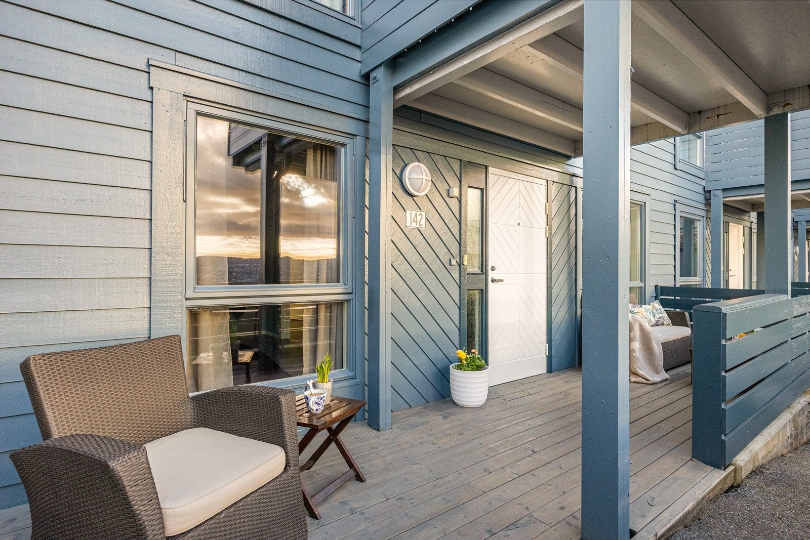 Koselig inngangsparti med terrasse. Her er det plass til en koselig sittegruppe. Galleribilde