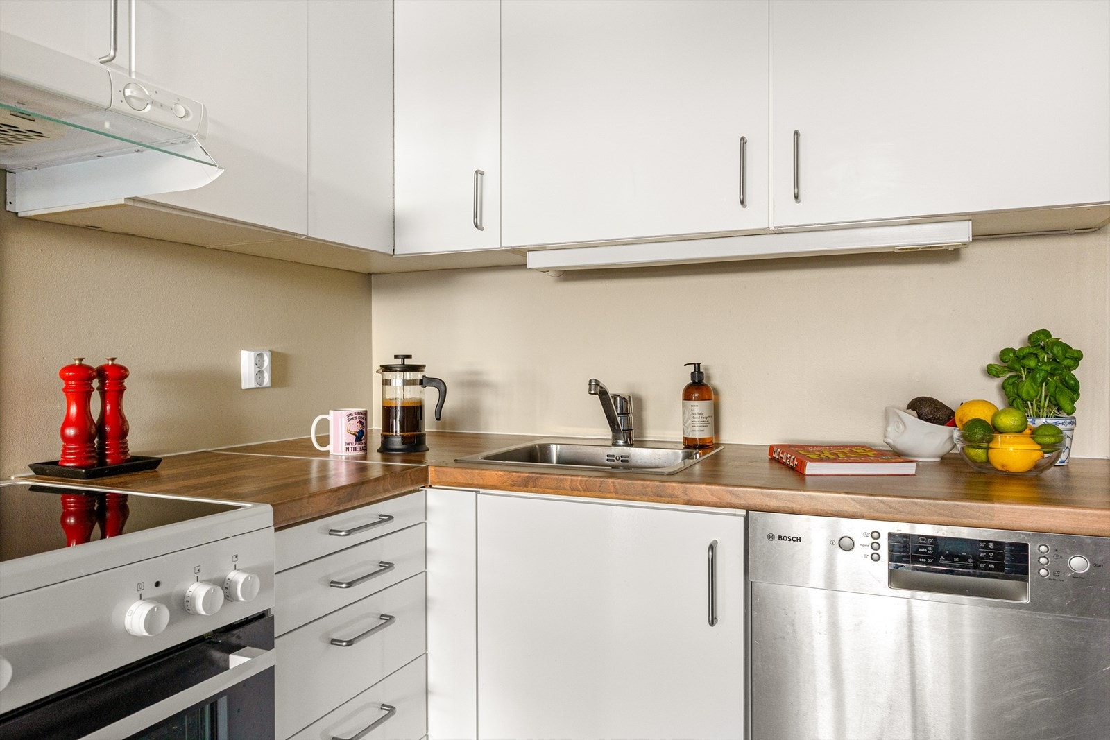 Kjøkkenet er fra byggeår og benkeplaten er av laminat med stål vaskebeslag. Galleribilde