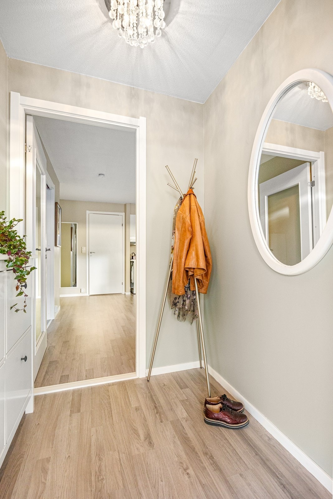 Velkommen inn i en lys og innbydende entré. Galleribilde