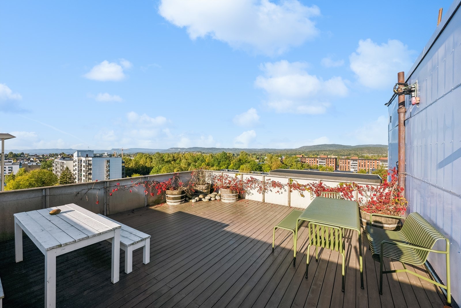Felles takterrasse med hyggelige sitteplasser og sol hele dagen. Galleribilde