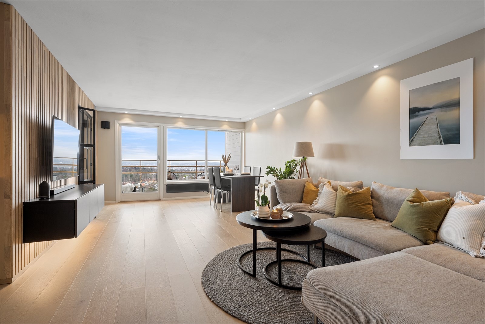 Romslig stue med plass til både stor sofa og spisestue. Galleribilde