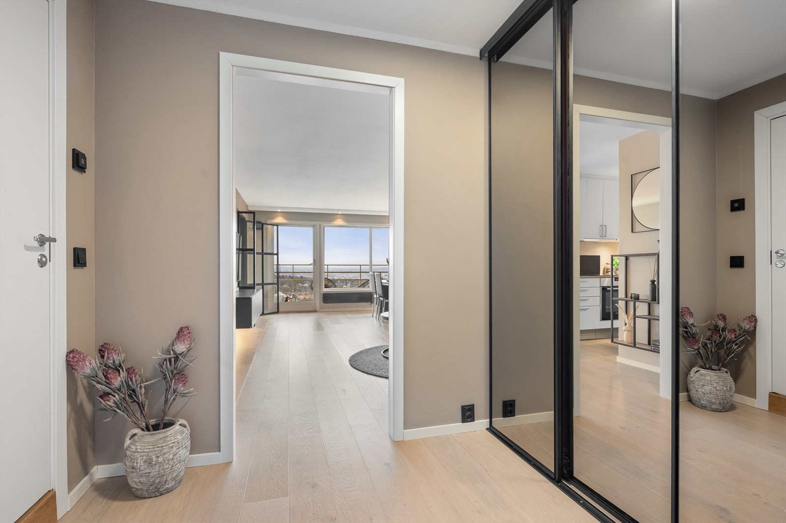 Romslig entre/hall med praktisk walk-in bak speilskyvedørene. Galleribilde