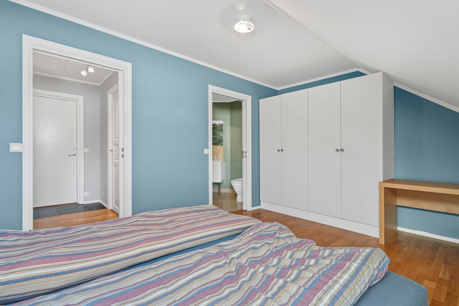 Leilighetens soverom er av god størrelse, noe som gir plass til både dobbeltseng med tilhørende nattbord. Galleribilde