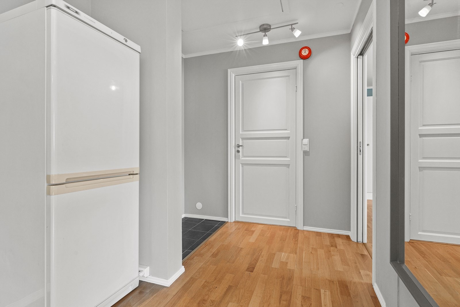 Mellomgangen leder videre inn til leilighetens resterende rom. Galleribilde