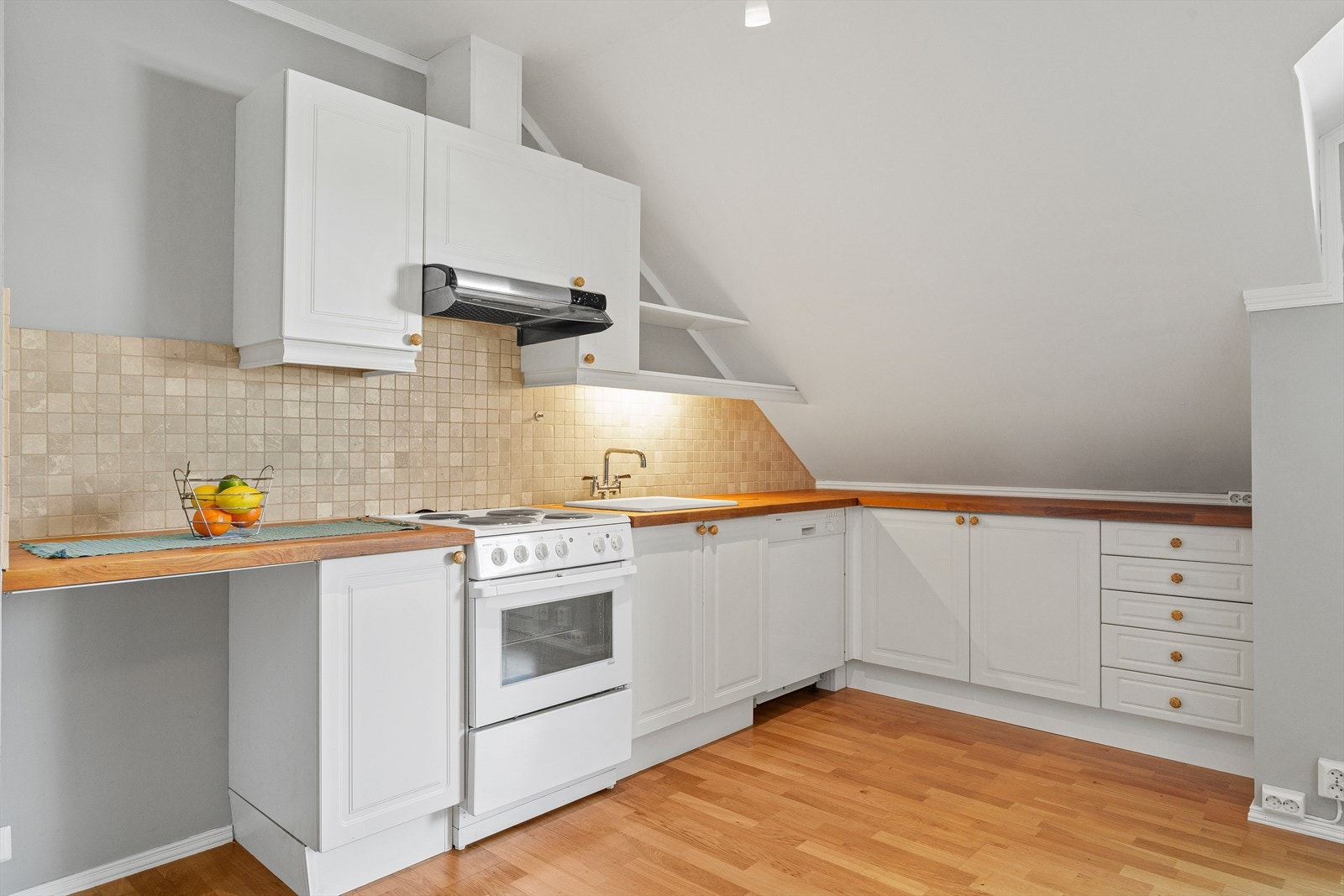 Over under- og overskap er det flislagt, noe som er praktisk med tanke på rengjøring av matos og søl. Galleribilde