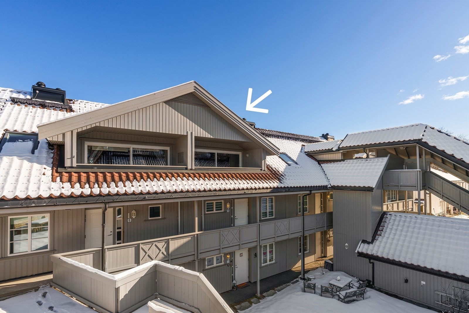 Leilighetens balkong er overbygget og ligger skjermet til. Galleribilde