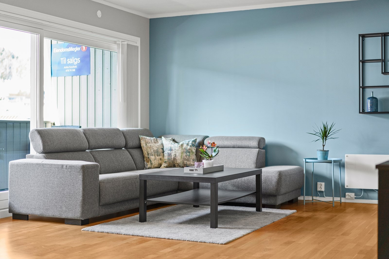 I stuen er det et stilrent design med parkett på gulv og slette flater på vegger og i tak. Galleribilde