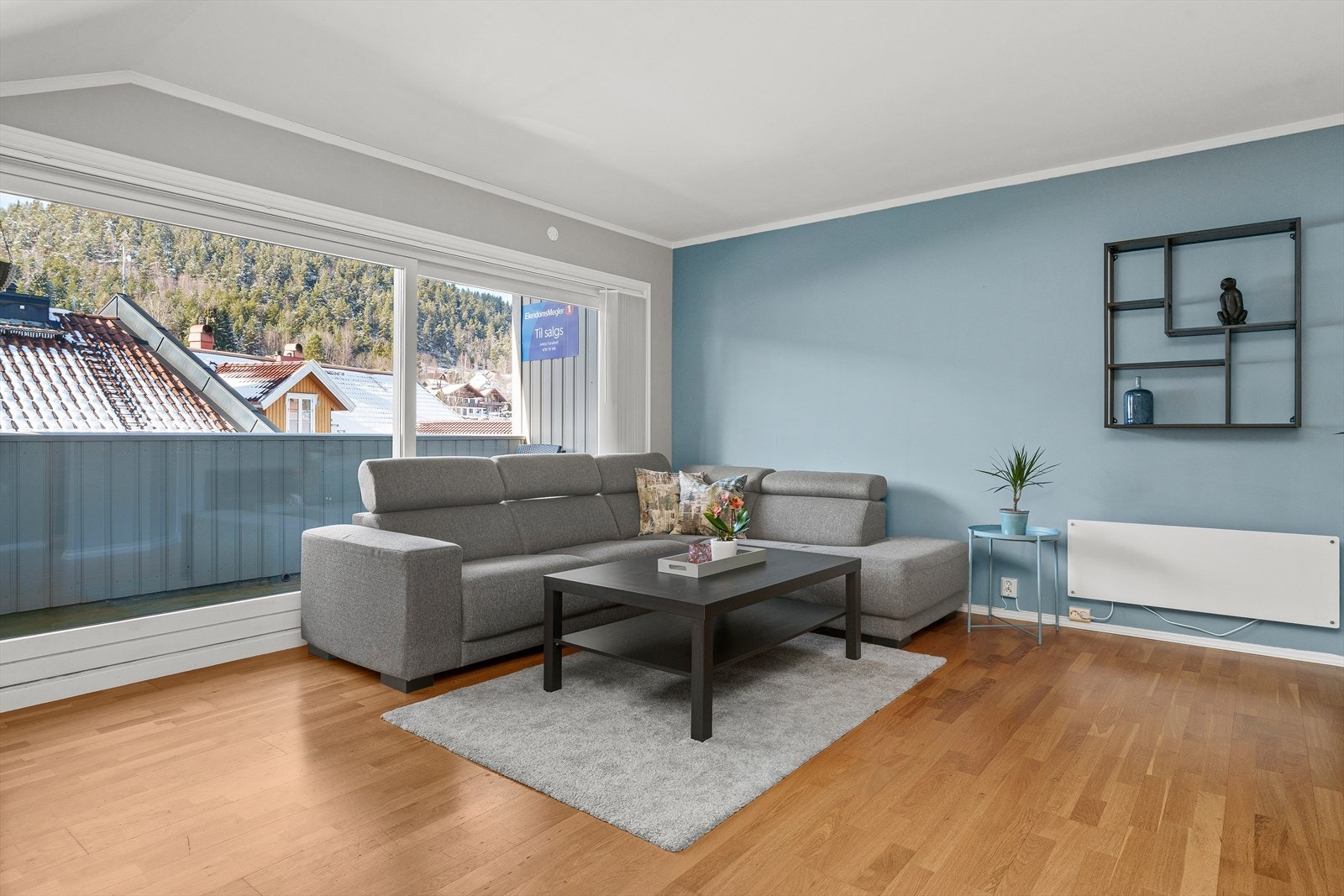 Rommet har godt med lysinnslipp fra store vindusflater, og utgang til en balkong på ca. 6 kvm. Galleribilde