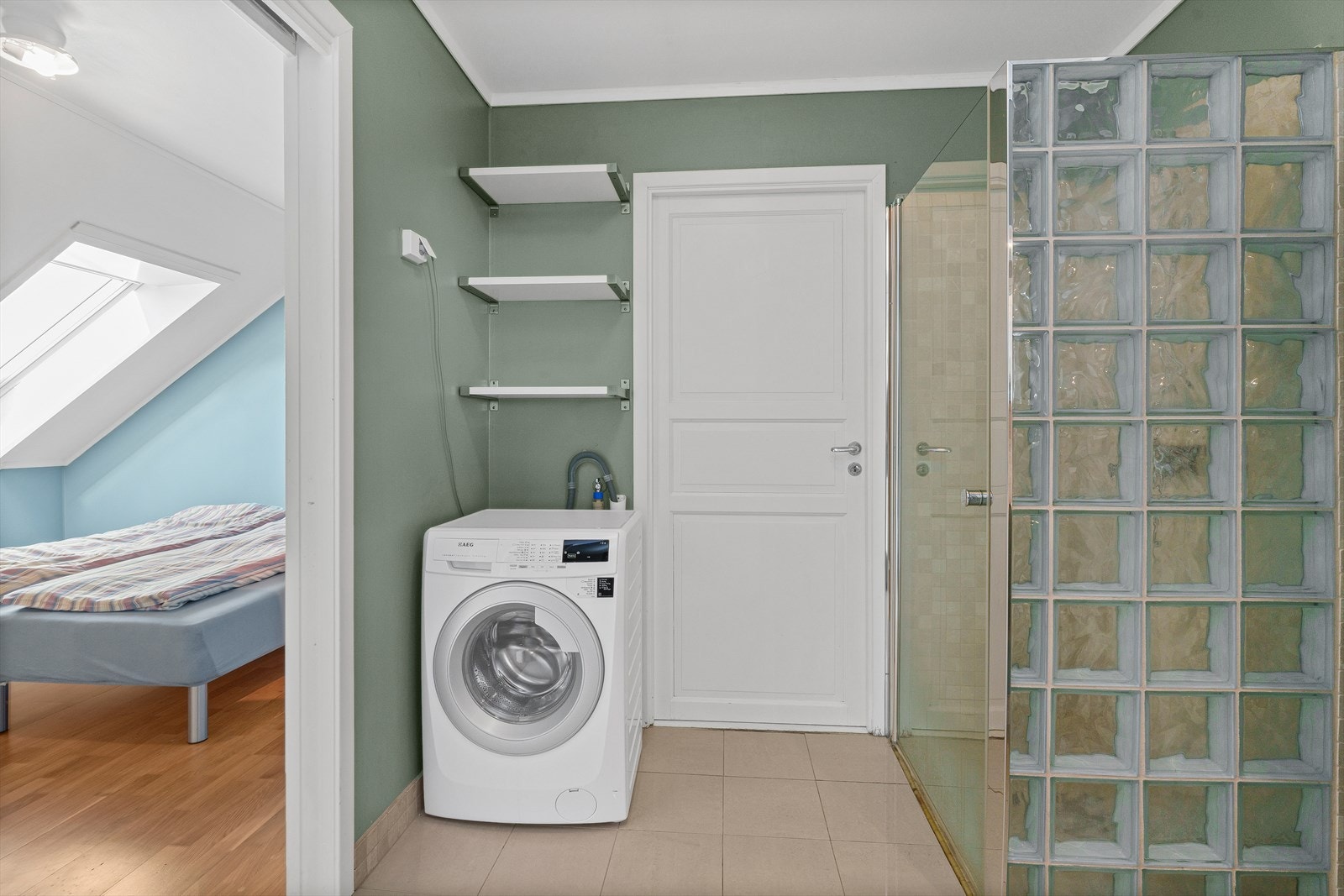 Fra soverommet har man også direkte adkomst til badet som er malt i en frisk grønnfarge. Galleribilde