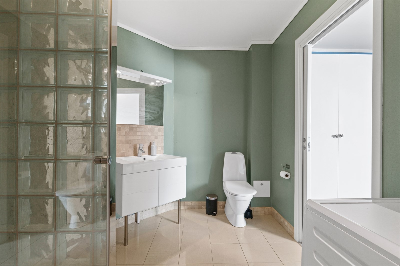 Rommet varmes opp med elektriske varmekabler. Galleribilde