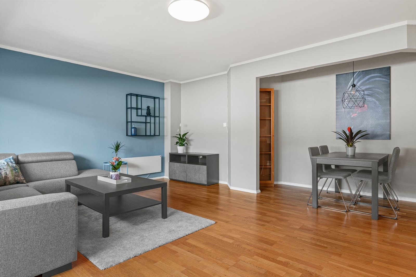 Her har man gode møbleringsmuligheter, med plass til både sofa- og spisegruppe. Galleribilde