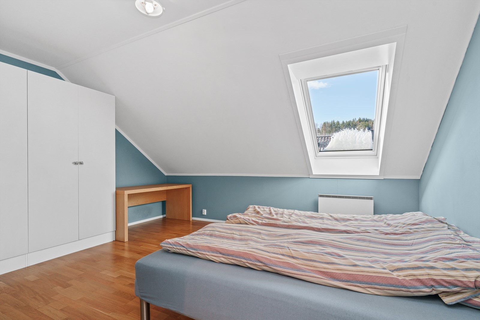 Det er også godt med oppbevaringsplass i doble garderobeskap. Galleribilde