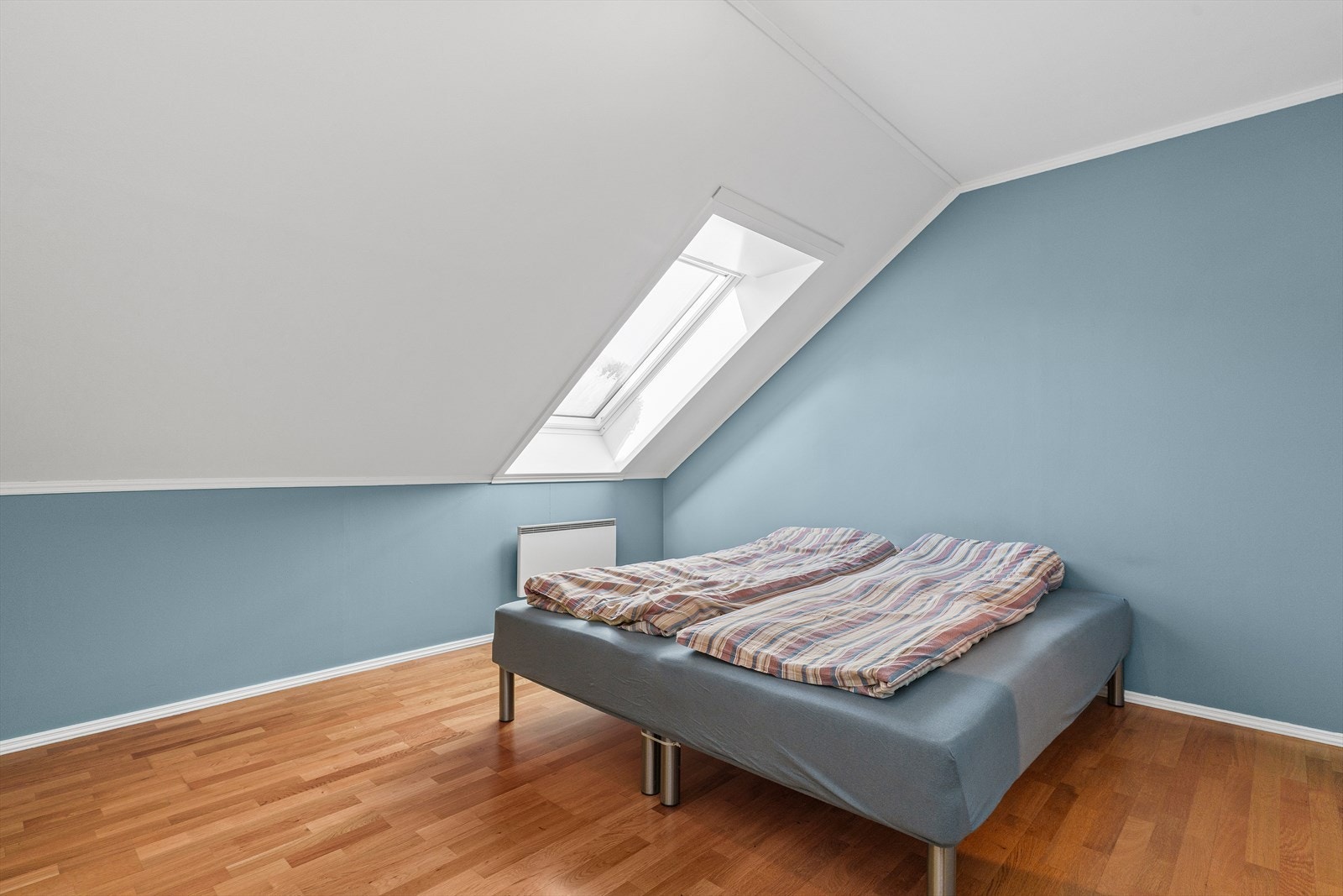 Et takvindu sørger for godt lysinnslipp til rommet. Galleribilde