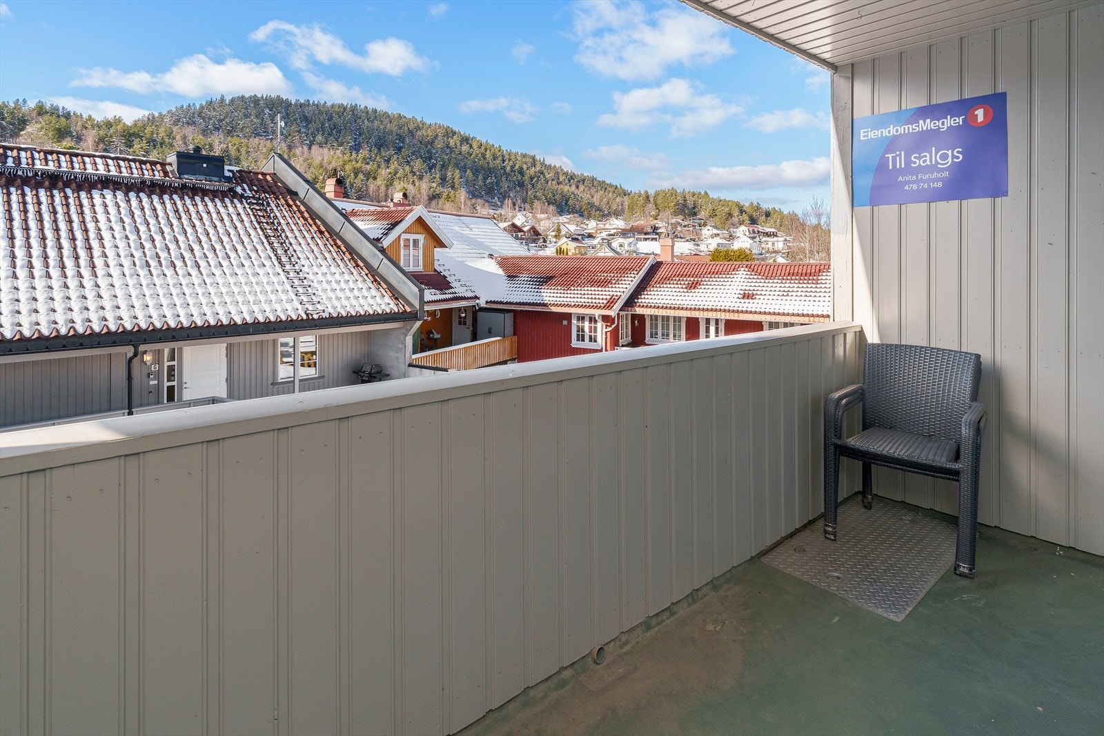 På balkongen har man plass til en hyggelig sitteplass. Galleribilde