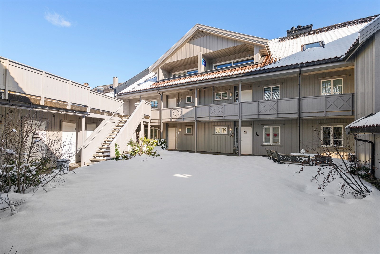 Hyggelige fellesområder med felles hage og terrasser. Her kan ettermiddag- og kveldssolen nytes. Galleribilde