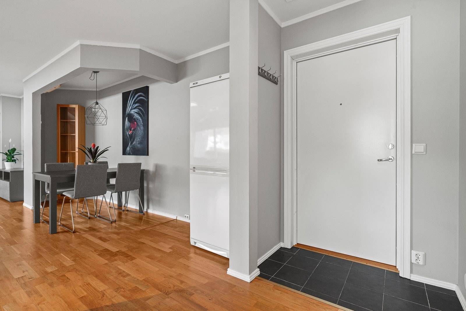 Velkommen inn! I entréen er det plass til å henge fra seg yttertøy. Galleribilde