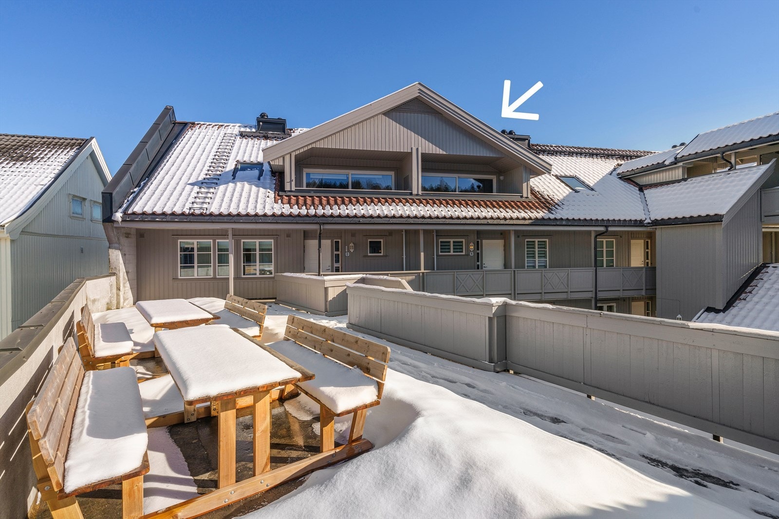 Leiligheten har en fin intern beliggenhet i 3. etasje og vender ut mot bakgården. Galleribilde