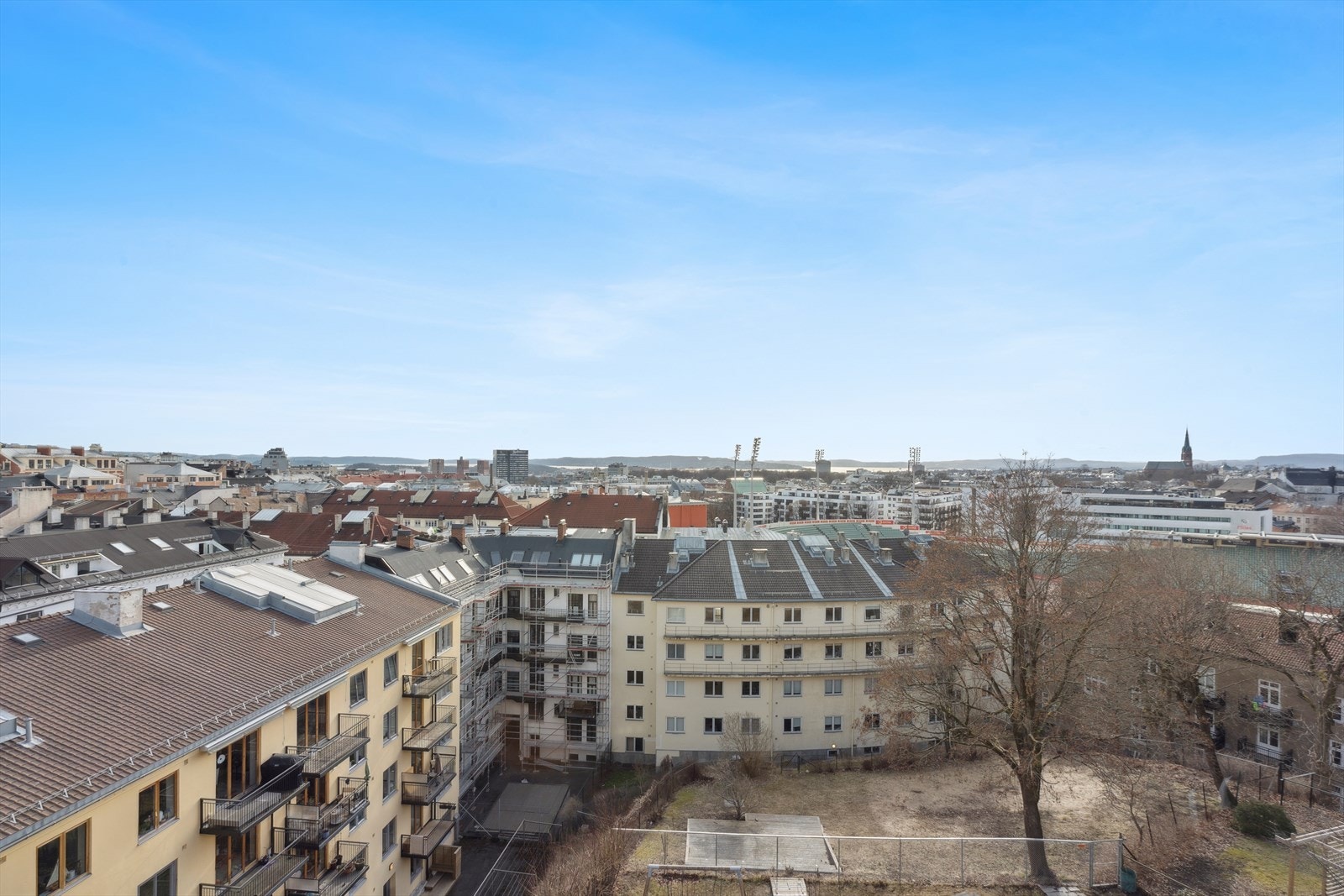 Fantastisk utsikt som strekker seg helt ned til fjorden. Galleribilde