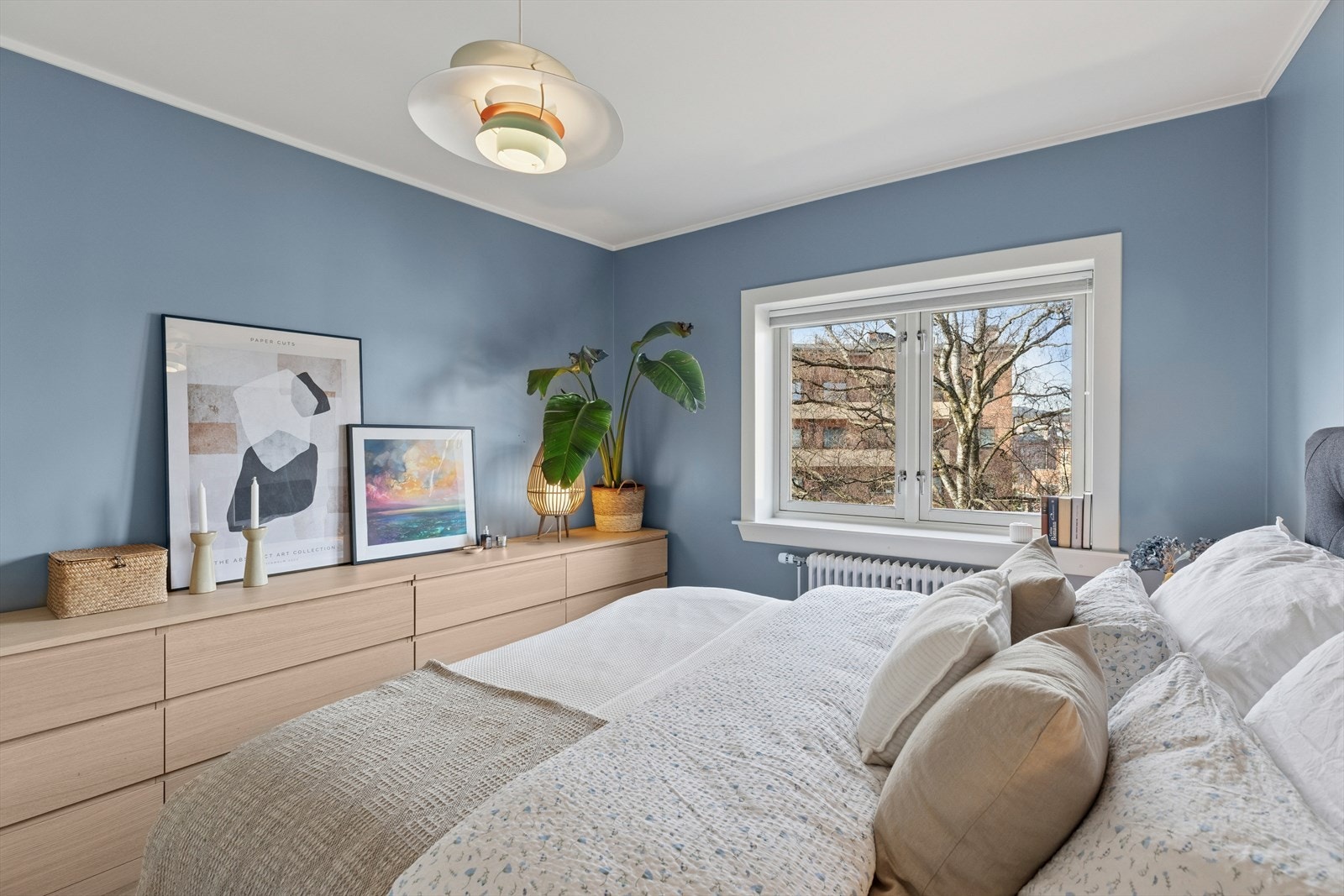 Hovedsoverommet er av god størrelse, med plass til dobbeltseng og tilhørende møblement. Galleribilde