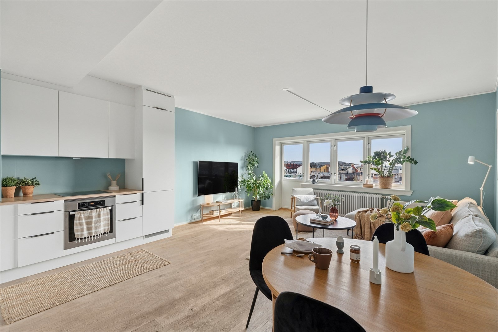 Stuens gode størrelse legger til rette for gode møbleringsmuligheter, med plass til en sofagruppe med TV-løsning og et spisebord mot kjøkkenet. Galleribilde